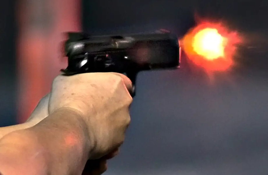 Disparo de arma de fuego ilustrando reportes de detonaciones en Laredo.