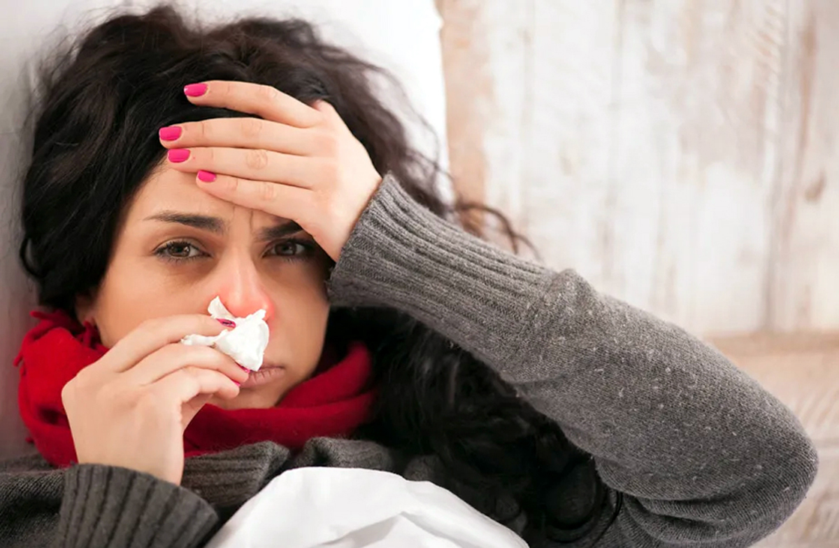 Mujer con síntomas de influenza durante la temporada de gripe 2025.