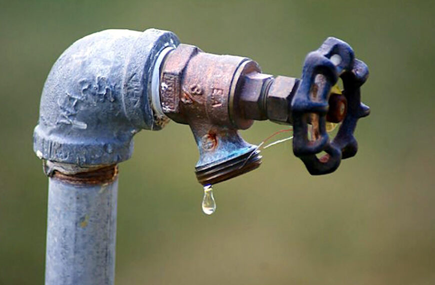 Llave de agua con goteo que simboliza escasez de agua en Nuevo Laredo