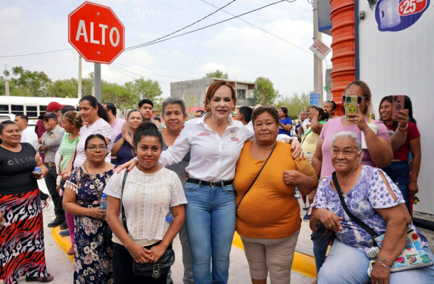 Carmen Lilia Canturosas convive con habitantes de una colonia de Nuevo Laredo.