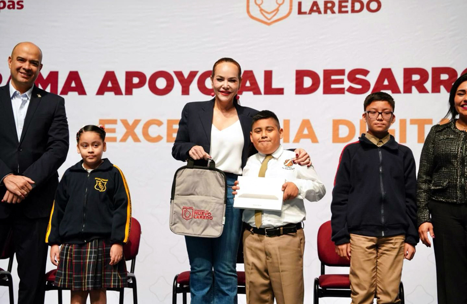 Entrega de apoyos educativos del programa Excelencia Digital en Nuevo Laredo