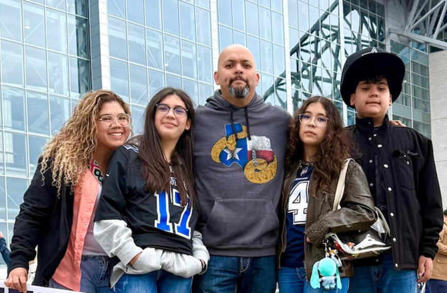 Moises Jaimes aparece acompañado de su familia frente a un estadio en Laredo, Texas, en una fotografía previa al incidente de bala perdida en Año Nuevo.