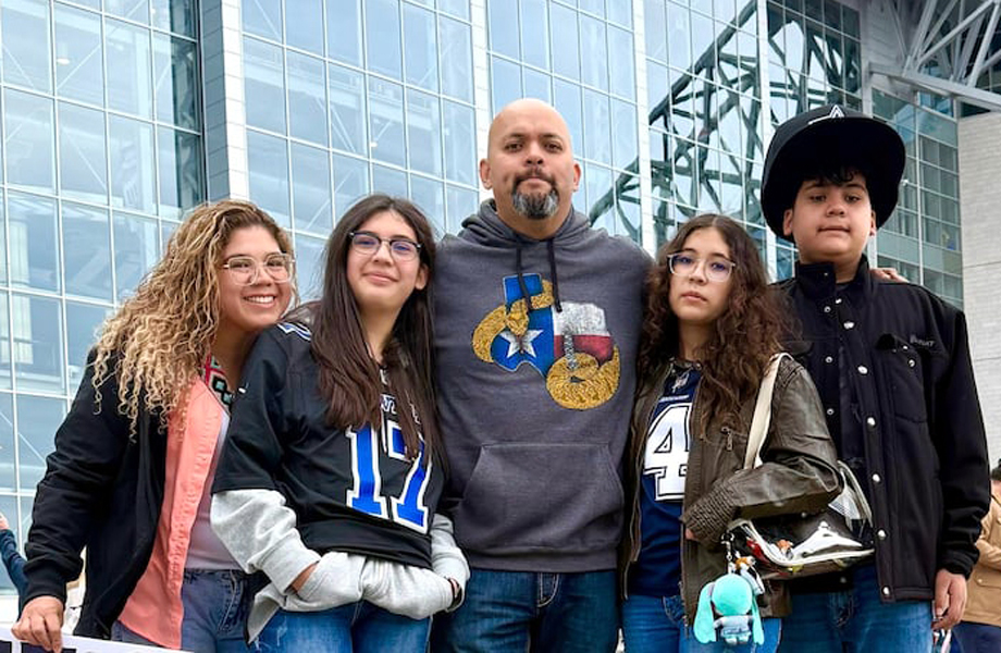 Moises Jaimes aparece acompañado de su familia frente a un estadio en Laredo, Texas, en una fotografía previa al incidente de bala perdida en Año Nuevo.