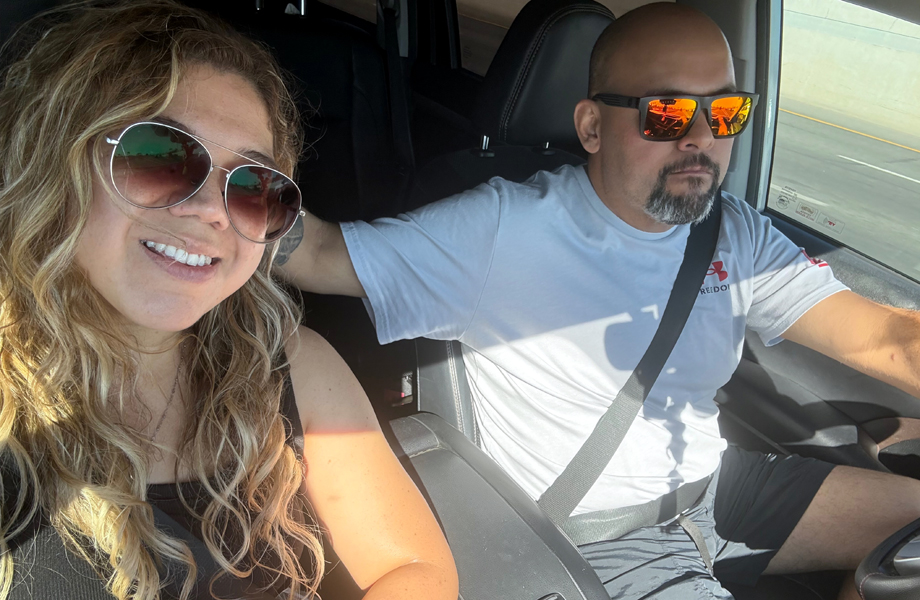 Moises Jaimes y su esposa dentro de un vehculo en una fotografa familiar previa al incidente registrado en Laredo durante Ao Nuevo