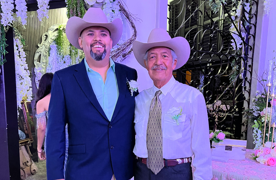 Moises Jaimes aparece en un evento social junto a un familiar en una imagen difundida tras resultar gravemente herido por una bala perdida