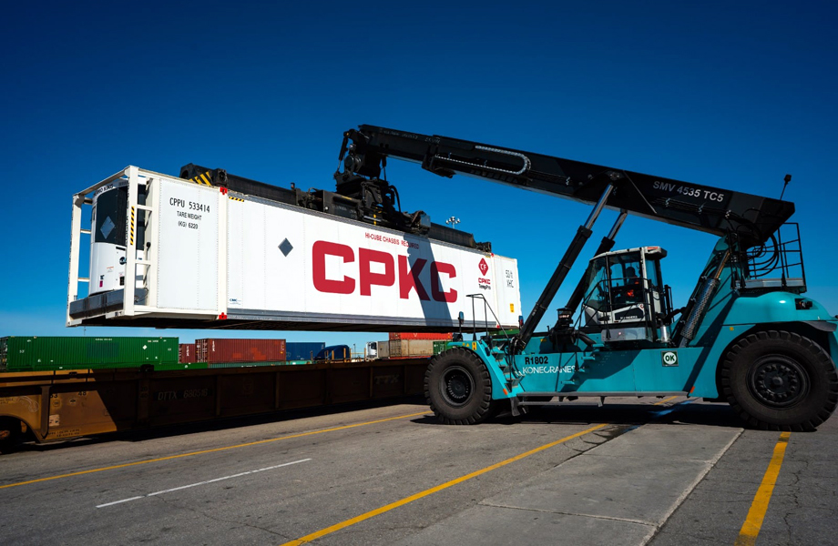 Carga intermodal de contenedor refrigerado de CPKC en terminal ferroviaria como sustituto del transporte por carretera