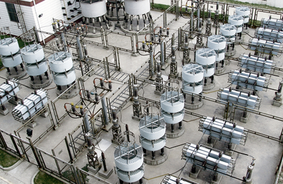 Equipos de compensacin reactiva en subestacin elctrica utilizados para estabilizar el voltaje y evitar parpadeo de luces