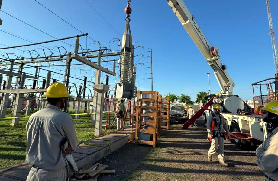 Trabajos de instalación en subestación eléctrica de Nuevo Laredo para reducir variaciones de voltaje y parpadeo de luces