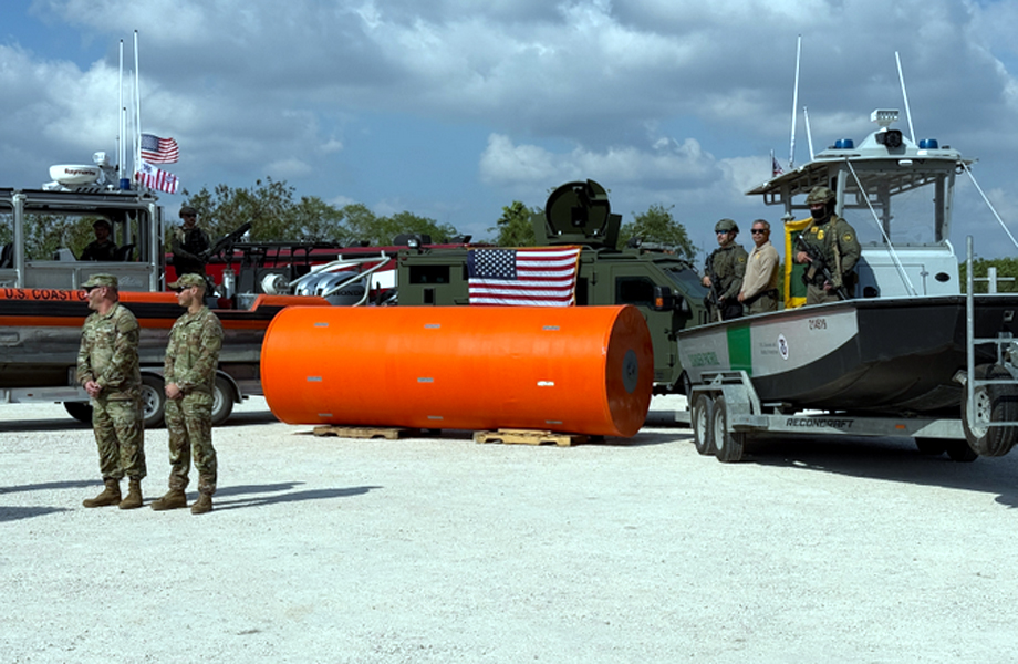 Boya cilndrica del DHS utilizada en el sistema de barreras flotantes en el Ro Bravo