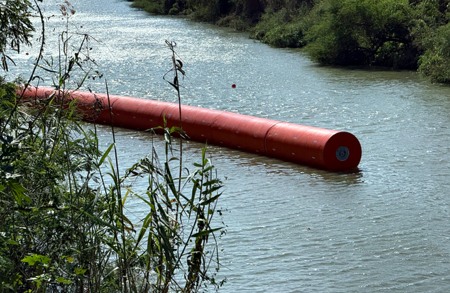 Boyas flotantes del DHS instaladas en el Río Bravo como parte del nuevo sistema de seguridad fronteriza en Texas