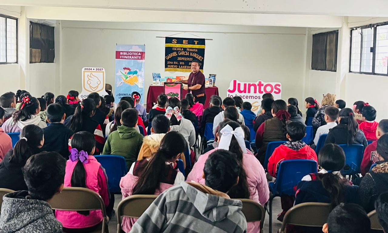 Sesión de lectura y narración de la Biblioteca Itinerante en escuela de Nuevo Laredo