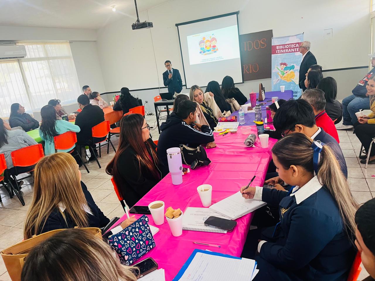 Charla pedaggica de la Biblioteca Itinerante con docentes en Nuevo Laredo
