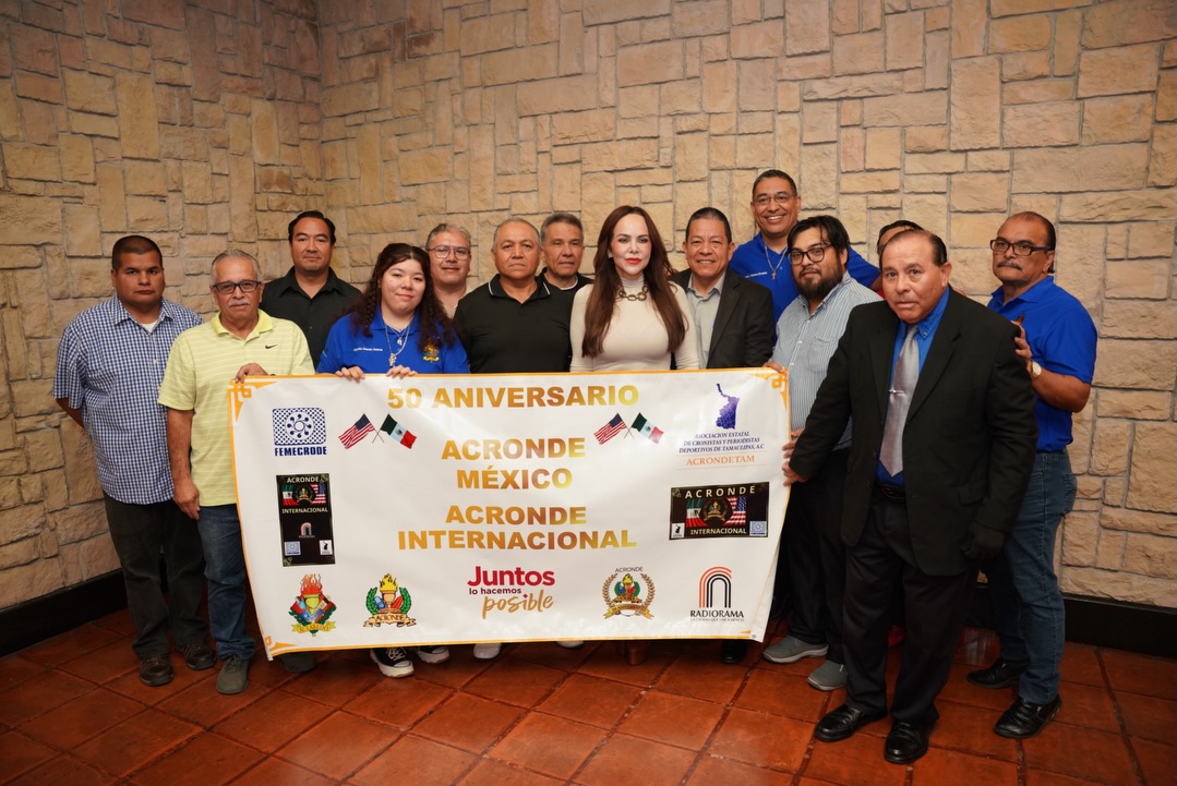 Autoridades y asociaciones de periodistas en evento conmemorativo