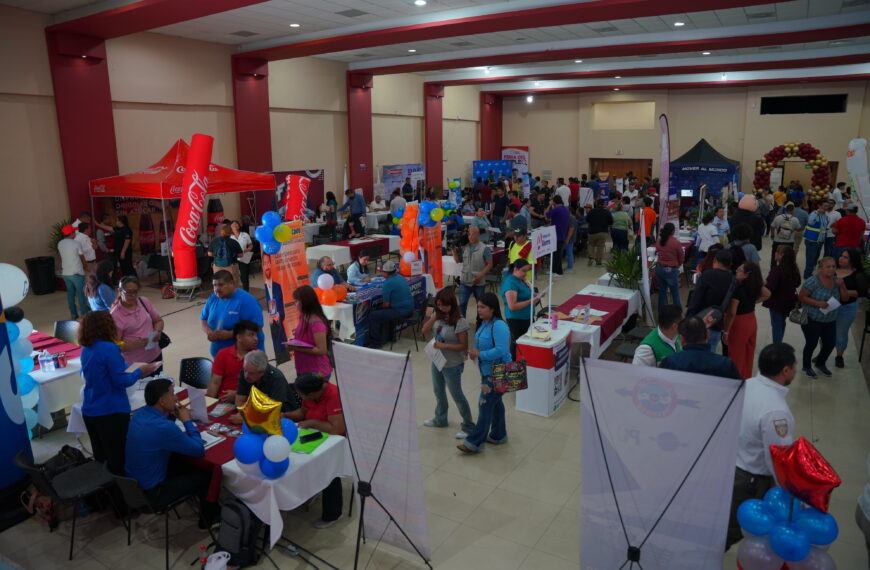 Empresas y ciudadanos interactúan durante feria de empleo en el Polyforum La Fe