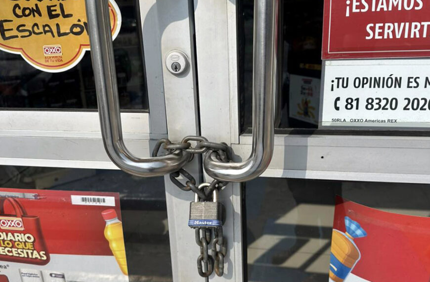Tienda Oxxo cerrada con cadena y candado en Río Bravo, Tamaulipas, tras suspensión de operaciones por motivos de seguridad.