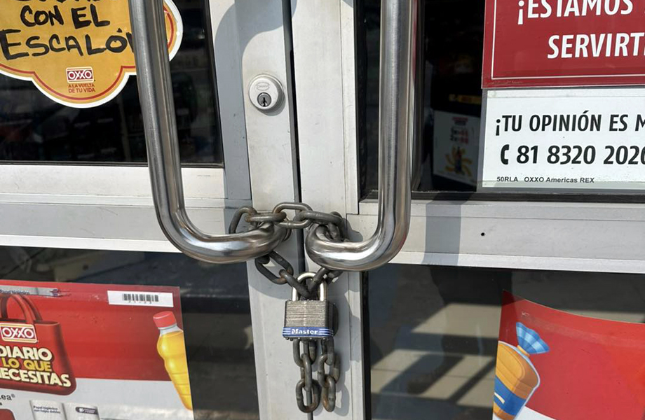 Tienda Oxxo cerrada con cadena y candado en Río Bravo, Tamaulipas, tras suspensión de operaciones por motivos de seguridad.