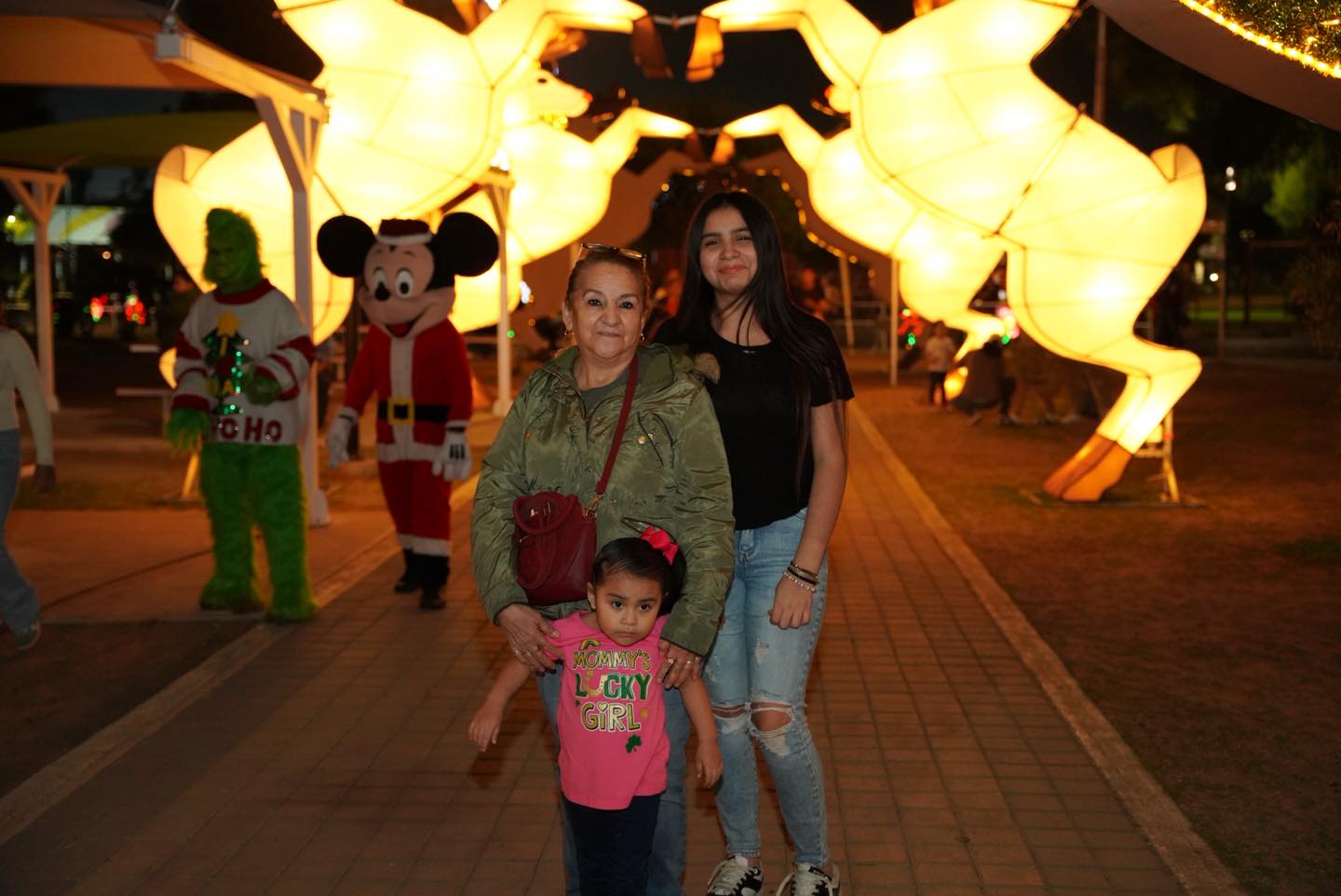 Familias se toman fotografías en el Viveros Mágico de Nuevo Laredo con decoraciones y figuras navideñas