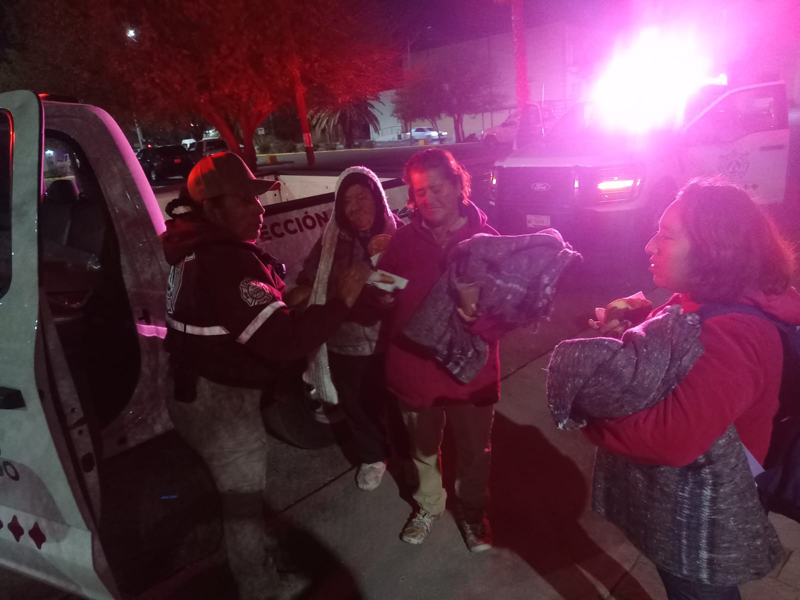 Protección Civil de Nuevo Laredo entrega apoyo a personas en situación de calle durante operativo carrusel por bajas temperaturas