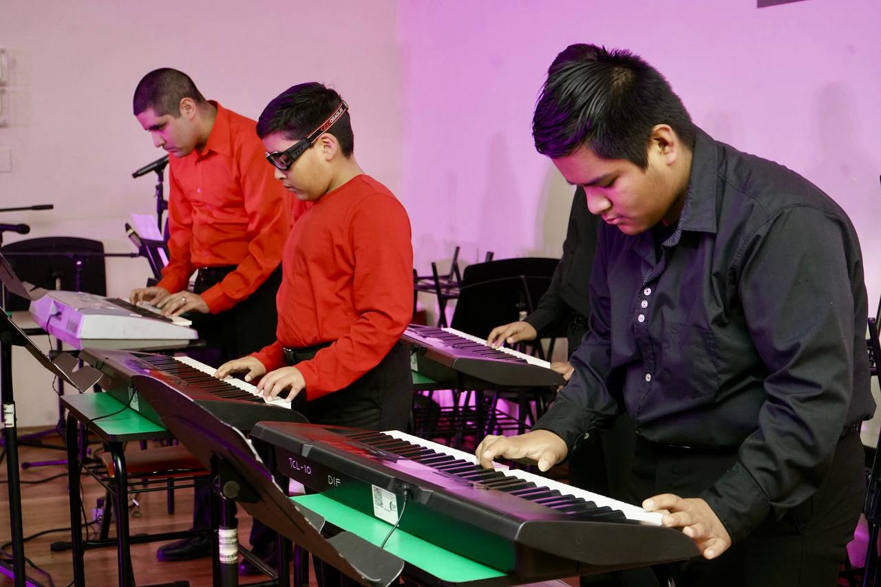Alumnos del DIF Nuevo Laredo toman clases de teclado como parte de la Escuela de Música gratuita.