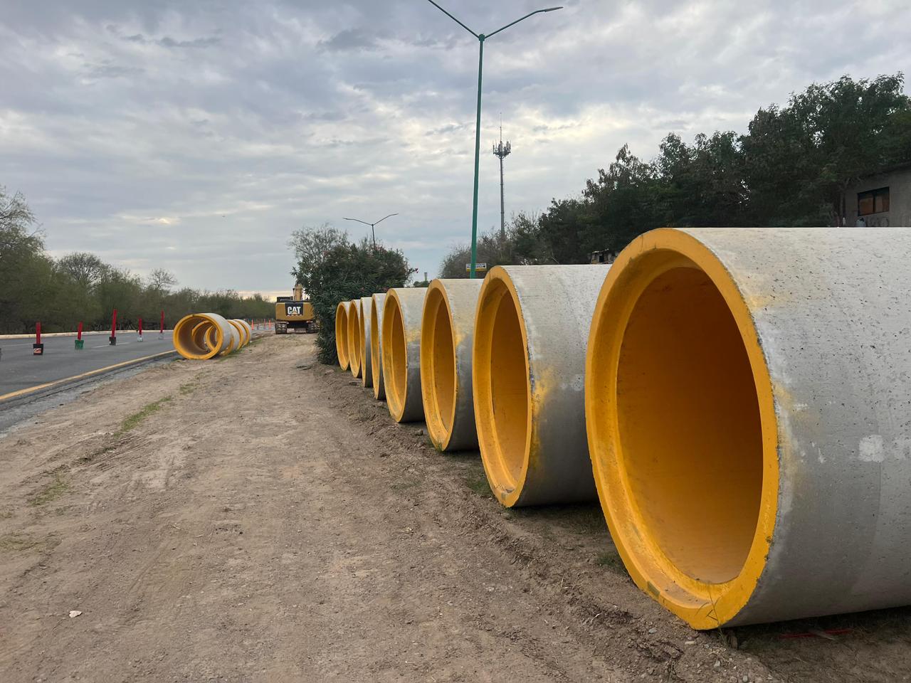 Tuberas de concreto instaladas para la rehabilitacin del Colector Ribereo en el bulevar Luis Donaldo Colosio en Nuevo Laredo