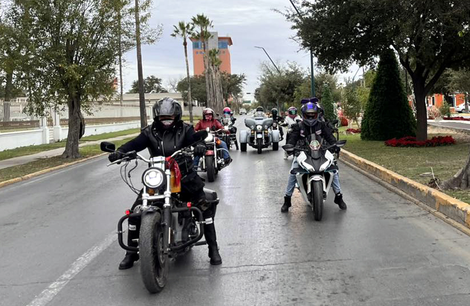 Rodada femenil de Valkirias MC Nuevo Laredo con motociclistas avanzando en caravana organizada.