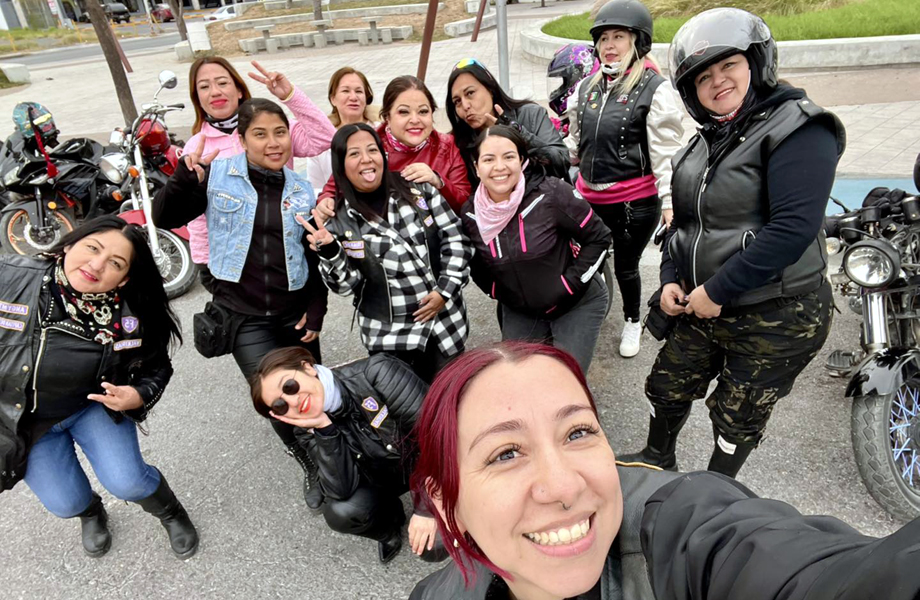 Grupo de mujeres motociclistas participantes en la primera rodada edicin mujeres de Valkirias MC Nuevo Laredo