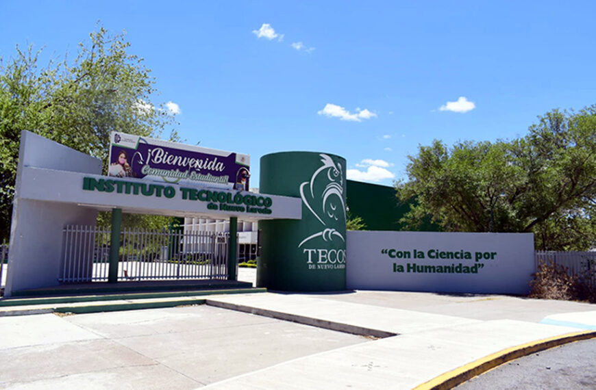 Entrada del Instituto Tecnológico de Nuevo Laredo con su acceso principal, logotipo institucional y lema “Con la Ciencia por la Humanidad”.