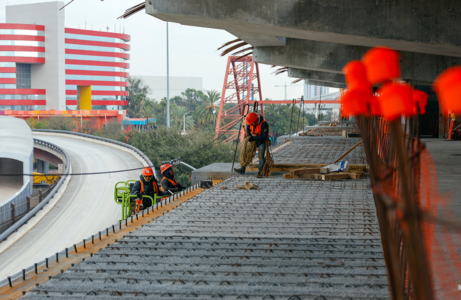 Trabajadores colocan acero en viaducto del Metro de Monterrey durante construccin de nuevas lneas