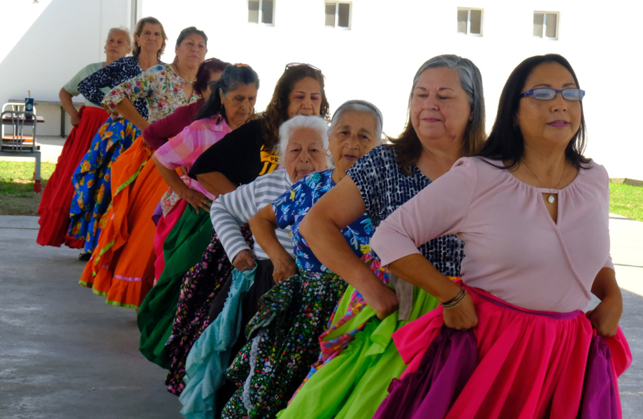 Adultos participan en clase de danza folclórica organizada por el DIF Nuevo Laredo