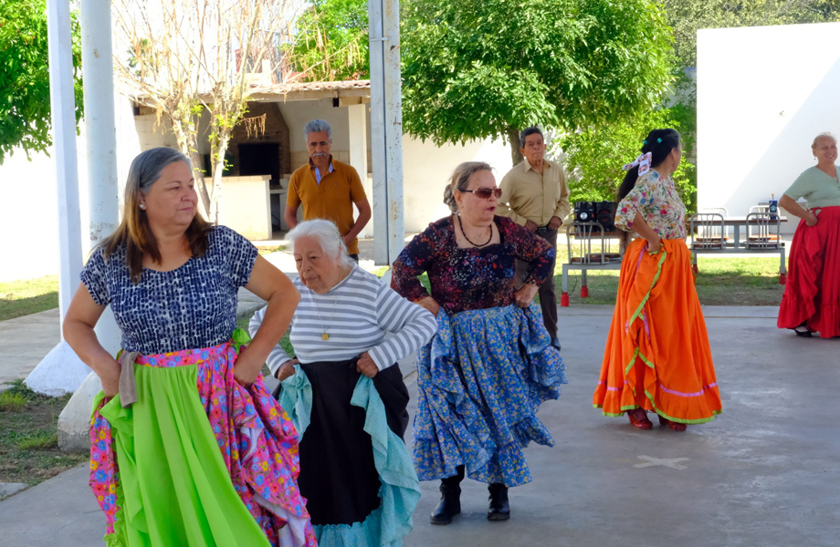 Prctica de danza folclrica para adultos en taller comunitario del DIF Nuevo Laredo