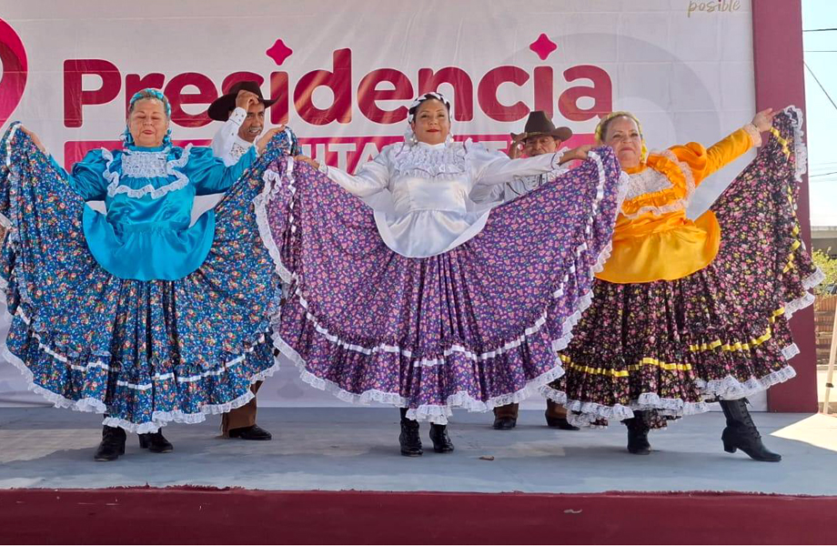 Presentacin de danza folclrica de adultos con trajes tradicionales en Nuevo Laredo