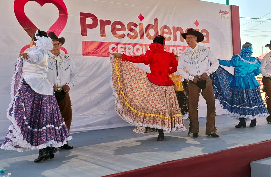 Parejas de adultos interpretan danza folclrica en evento del DIF Nuevo Laredo