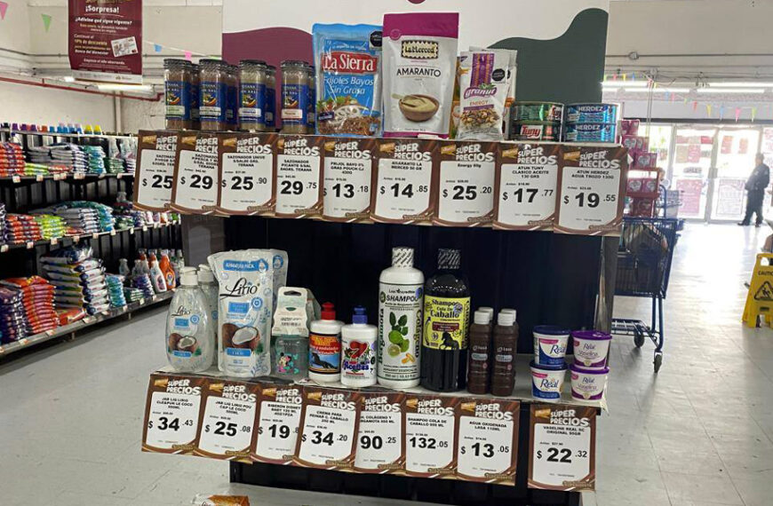 Estantería con productos de la canasta básica a precios especiales en SuperISSSTE Nuevo Laredo