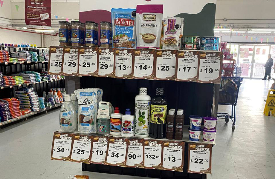 Estantería con productos de la canasta básica a precios especiales en SuperISSSTE Nuevo Laredo