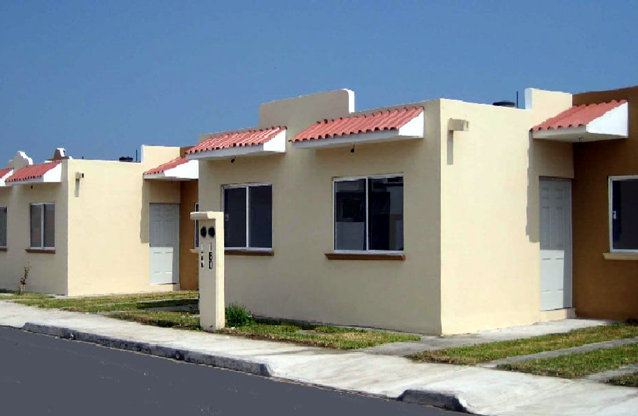 Casas de inters social tipo Infonavit en fraccionamiento habitacional