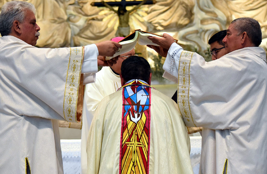 Obispos colocan el libro de los Evangelios sobre Monseor Luis Carlos Lerma Martnez durante el rito de ordenacin episcopal en Nuevo Laredo