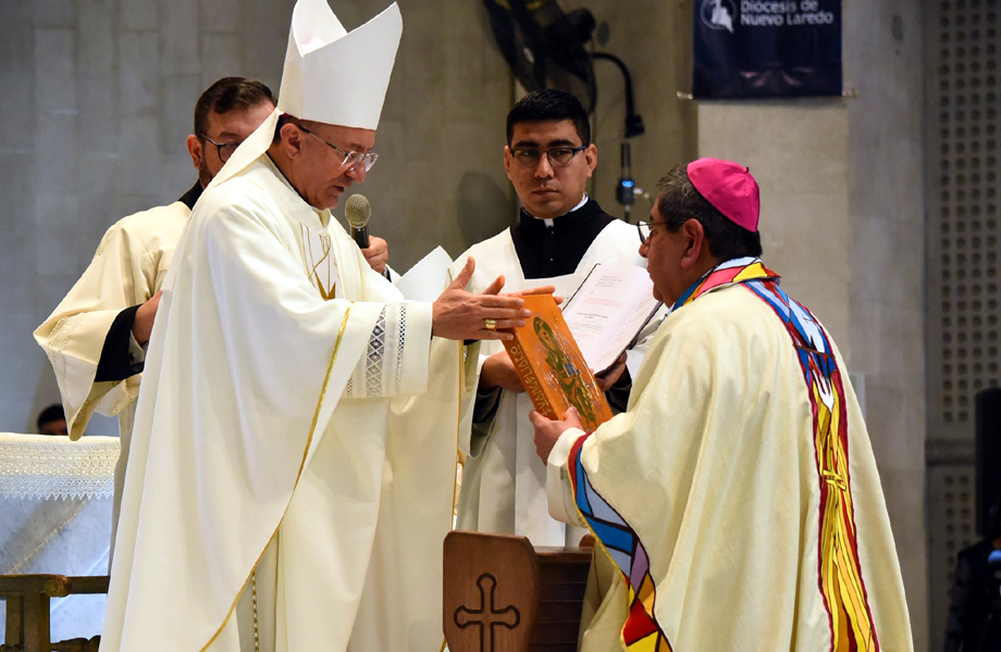 Entrega del documento cannico a Monseor Luis Carlos Lerma Martnez durante su toma de posesin como cuarto obispo de Nuevo Laredo