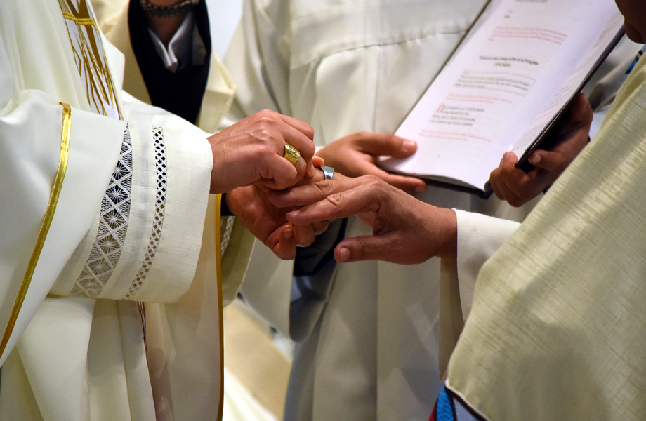 Colocacin del anillo episcopal a Monseor Luis Carlos Lerma Martnez como smbolo de su nuevo ministerio pastoral