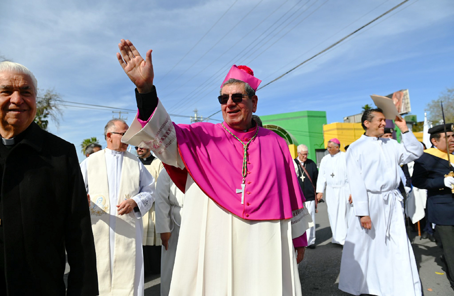 Monseor Luis Carlos Lerma Martnez saluda a fieles durante la procesin desde el Monumento a Benito Jurez en Nuevo Laredo