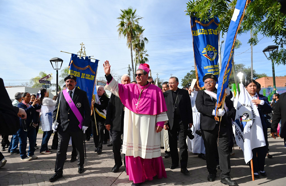 Procesin solemne encabezada por el nuevo obispo rumbo a la Catedral del Espritu Santo en Nuevo Laredo