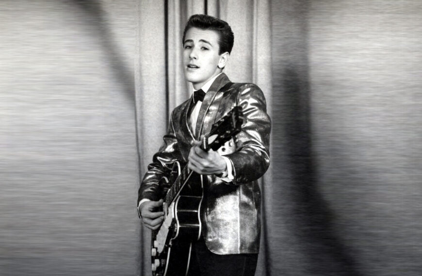 Juan Garza “El Matemático” tocando guitarra durante presentación en los años 60