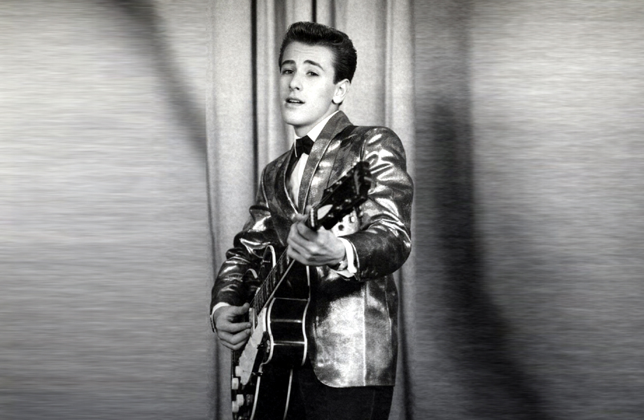 Juan Garza “El Matemático” tocando guitarra durante presentación en los años 60