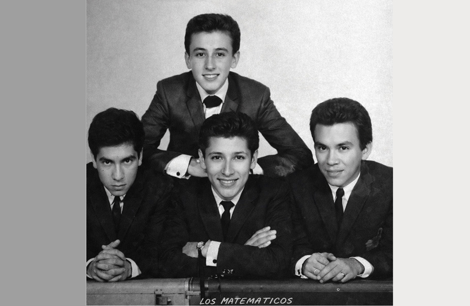 Fotografa histrica en blanco y negro de Los Matemticos banda mexicana de rock de los aos 60 con Juan Garza El Matemtico al centro del grupo