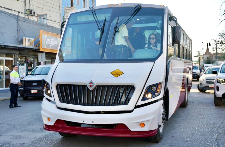 Camin urbano nuevo circulando por calles de Nuevo Laredo