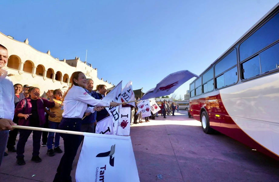 Ciudadanos participan en banderazo de nuevas unidades de transporte pblico