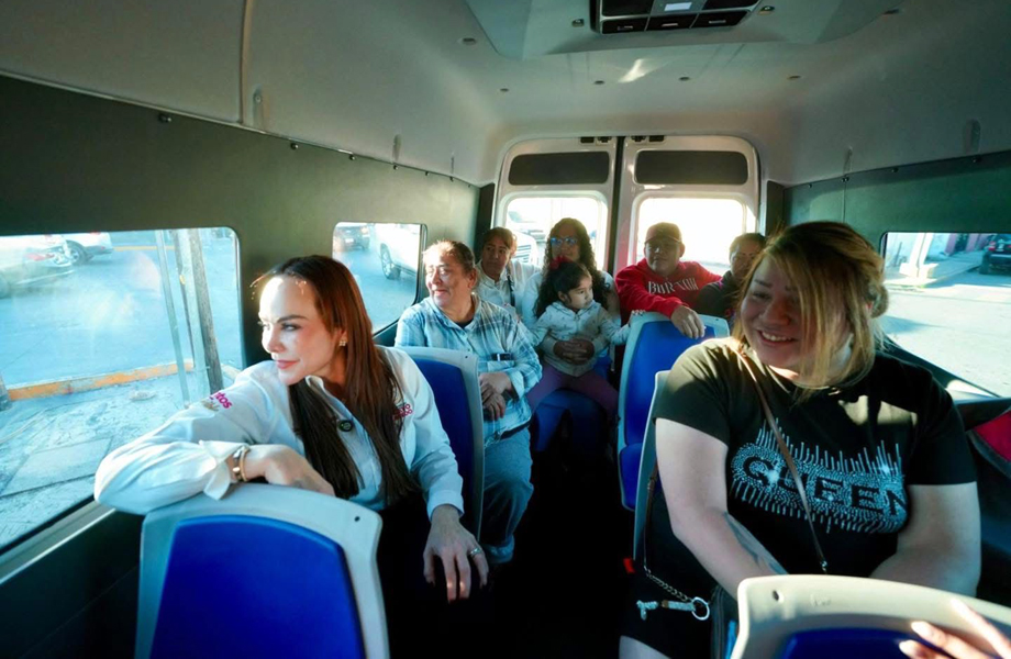 Interior de camin urbano nuevo con pasajeros en Nuevo Laredo