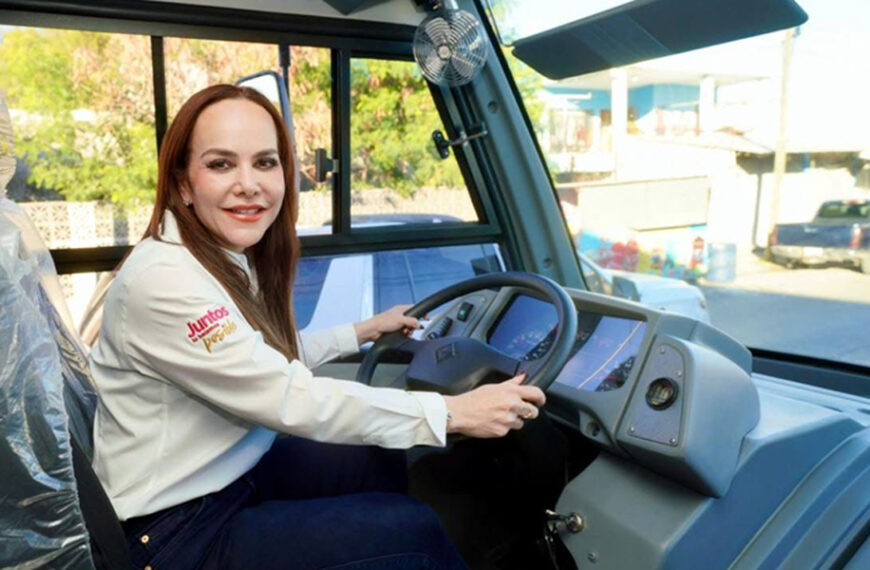Alcaldesa Carmen Lilia Canturosas manejando unidad de transporte público moderno.