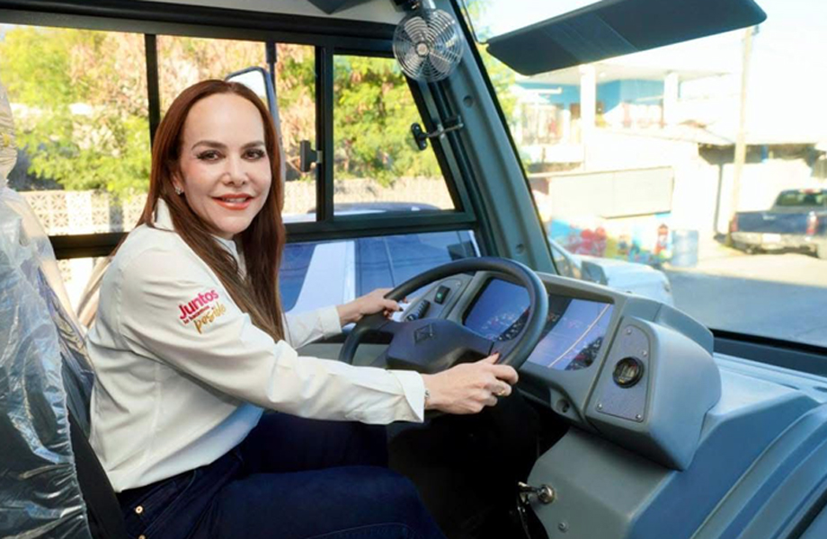 Alcaldesa Carmen Lilia Canturosas manejando unidad de transporte público moderno.