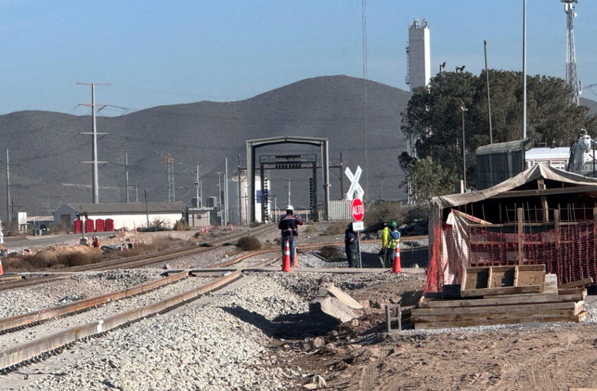 Trabajos de compactación en vías ferroviarias para el tren de pasajeros Saltillo Ramos Arizpe Nuevo Laredo.