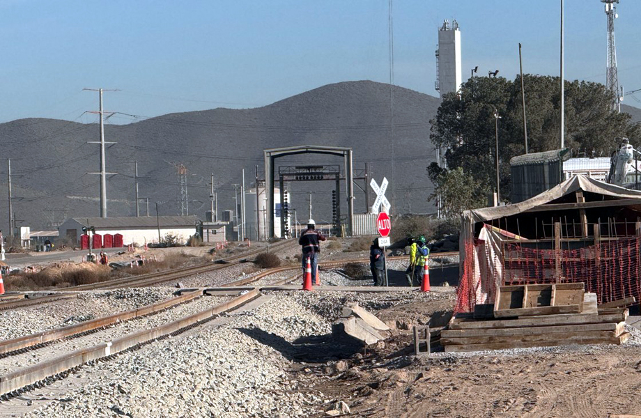 Trabajos de compactación en vías ferroviarias para el tren de pasajeros Saltillo Ramos Arizpe Nuevo Laredo.